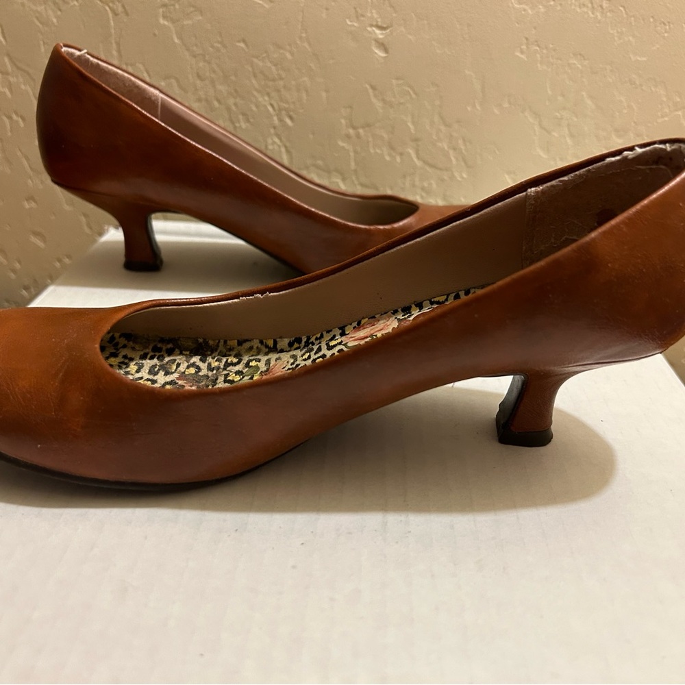 Madden Girl Women's Rust/Brown Pumps - Picture 4 of 10
